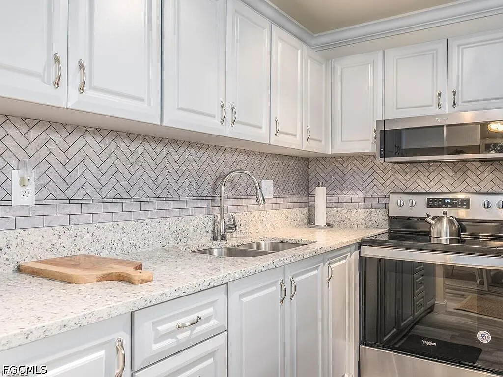2 bed, 1.5 bath, 930 sqft, $1,700 — Photo 1