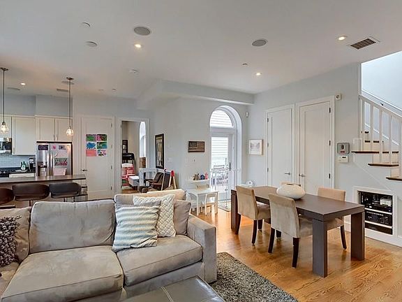 4th image of 456 W 4th St #202