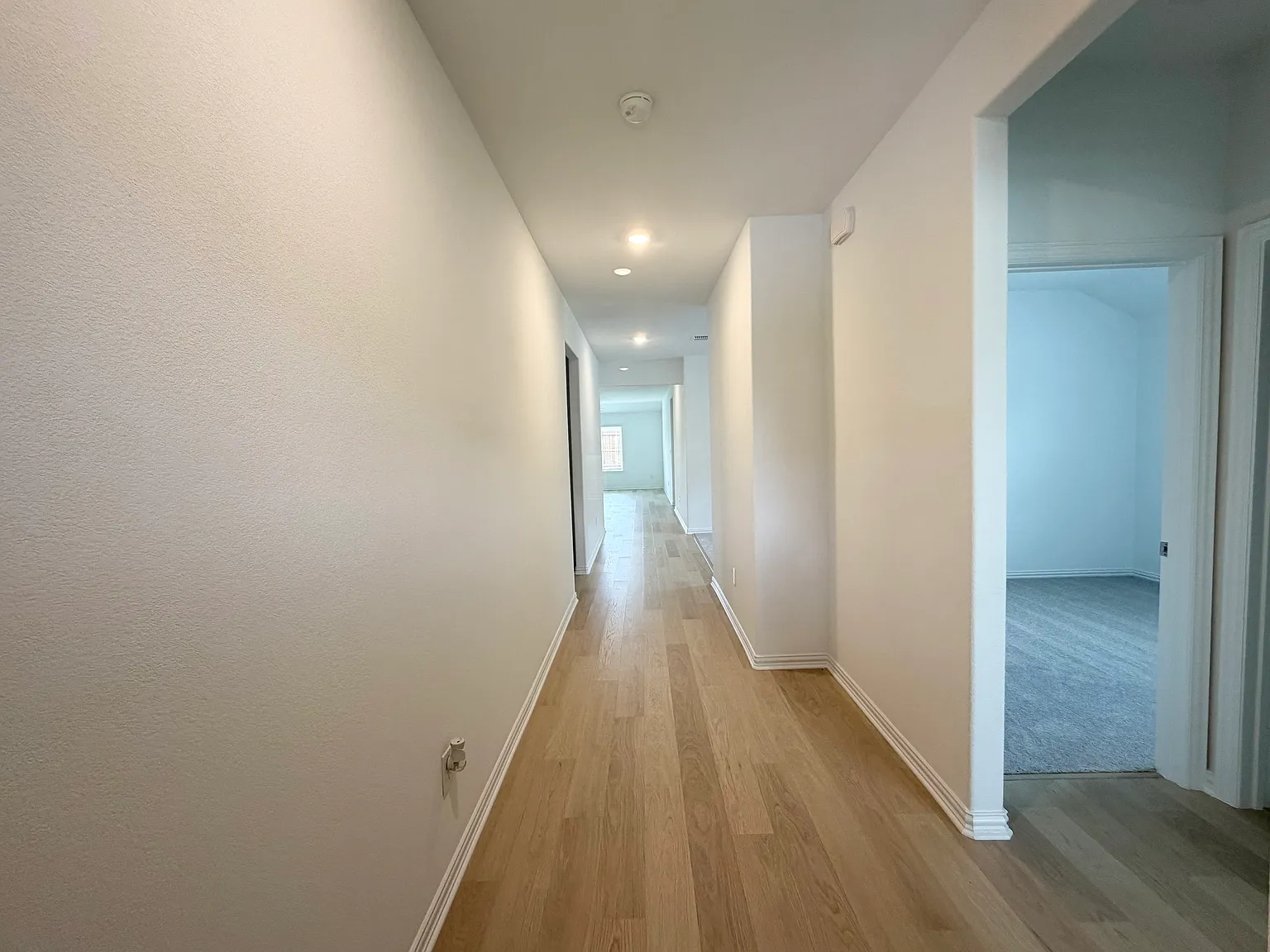4 bed, 1960 sqft, $2,700 — Photo 2