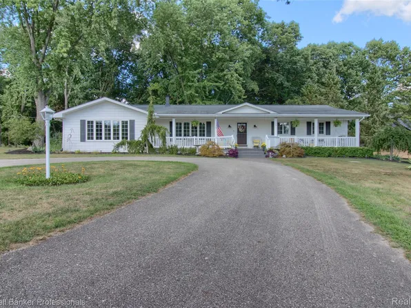 1500 Duff Ln, Milford, MI 48381