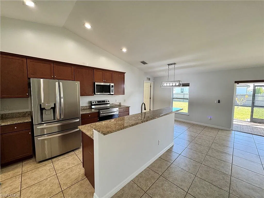 3 bed, 2.0 bath, 1469 sqft, $2,350 — Photo 4