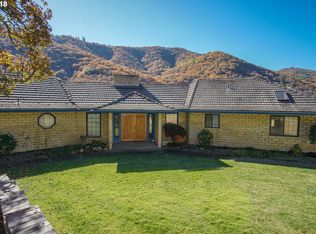 8787 John Day Dr, Gold Hill, OR 97525