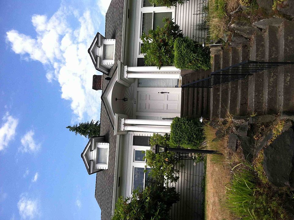 2nd image of 8211 Roosevelt Way NE