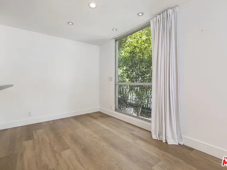 1100 Alta Loma Rd — Photo 14