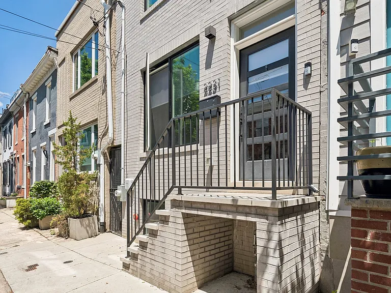 2231 Pemberton St — Photo 36