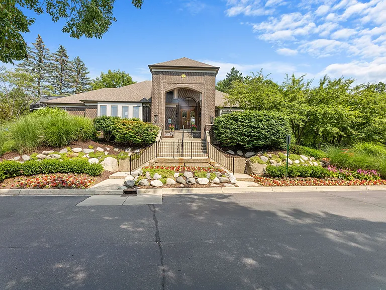 River Oaks Apartments of Rochester Hills — Photo 18