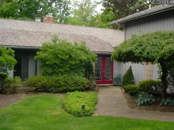 309 Wood Ridge Dr, Aurora, OH 44202
