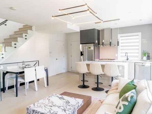7359 Oak St, Vancouver, BC V6P 3Z2