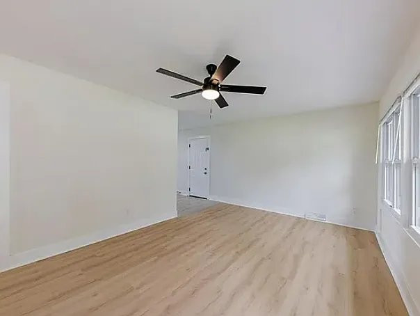 3 bed, 912 sqft, $1,700 — Photo 2