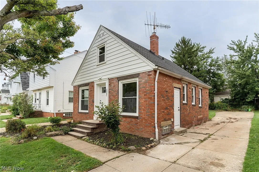 3 bed, 1.0 bath, 1087 sqft, $1,675 — Photo 1