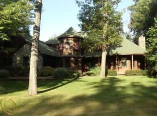 2300 Canyon Ridge Dr, White Lake, MI 48383