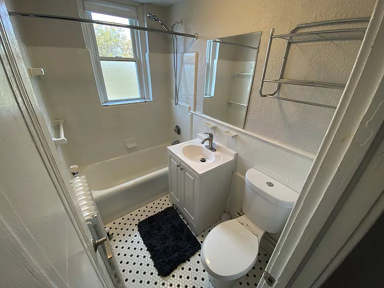 100 Howe Street — Photo 122