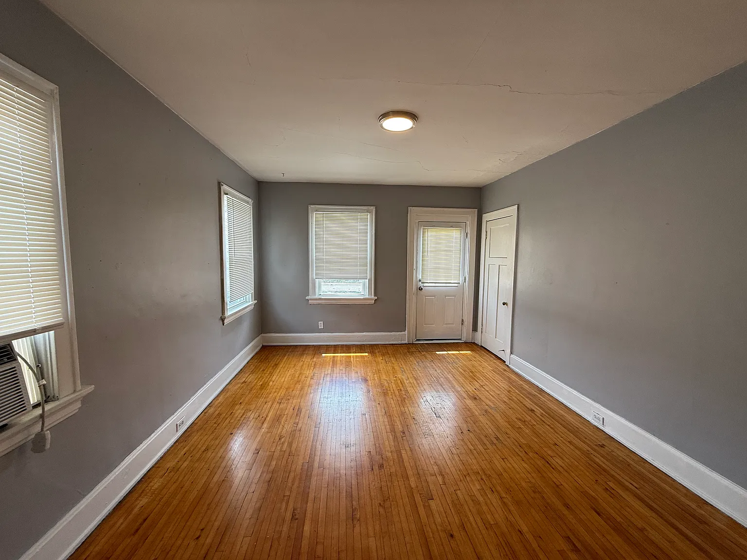 2748 Harris Ave — Photo 3