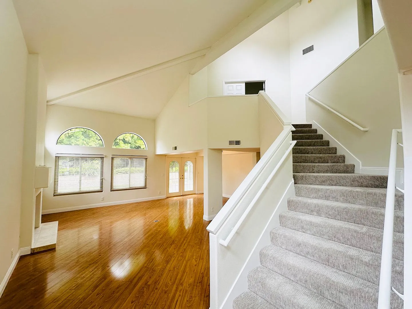 Luxury Remodeled 4 Bedroom Residence in a Prime Central Location — Photo 4