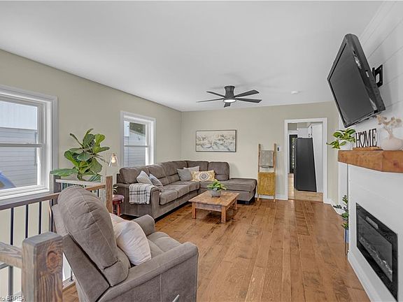 5th image of 158 Grand St