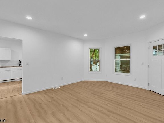 4th image of 61 Church St