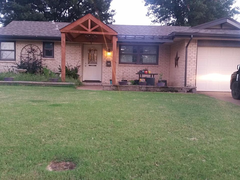 1st image of 4824 Woodview Dr