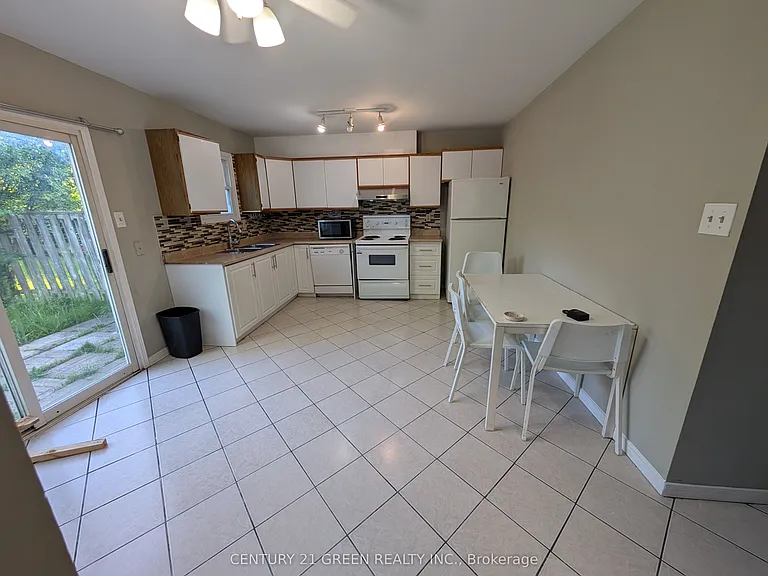 61 Ashley Cres — Photo 15