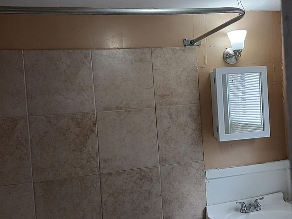 5th image of 415 24th St APT 1
