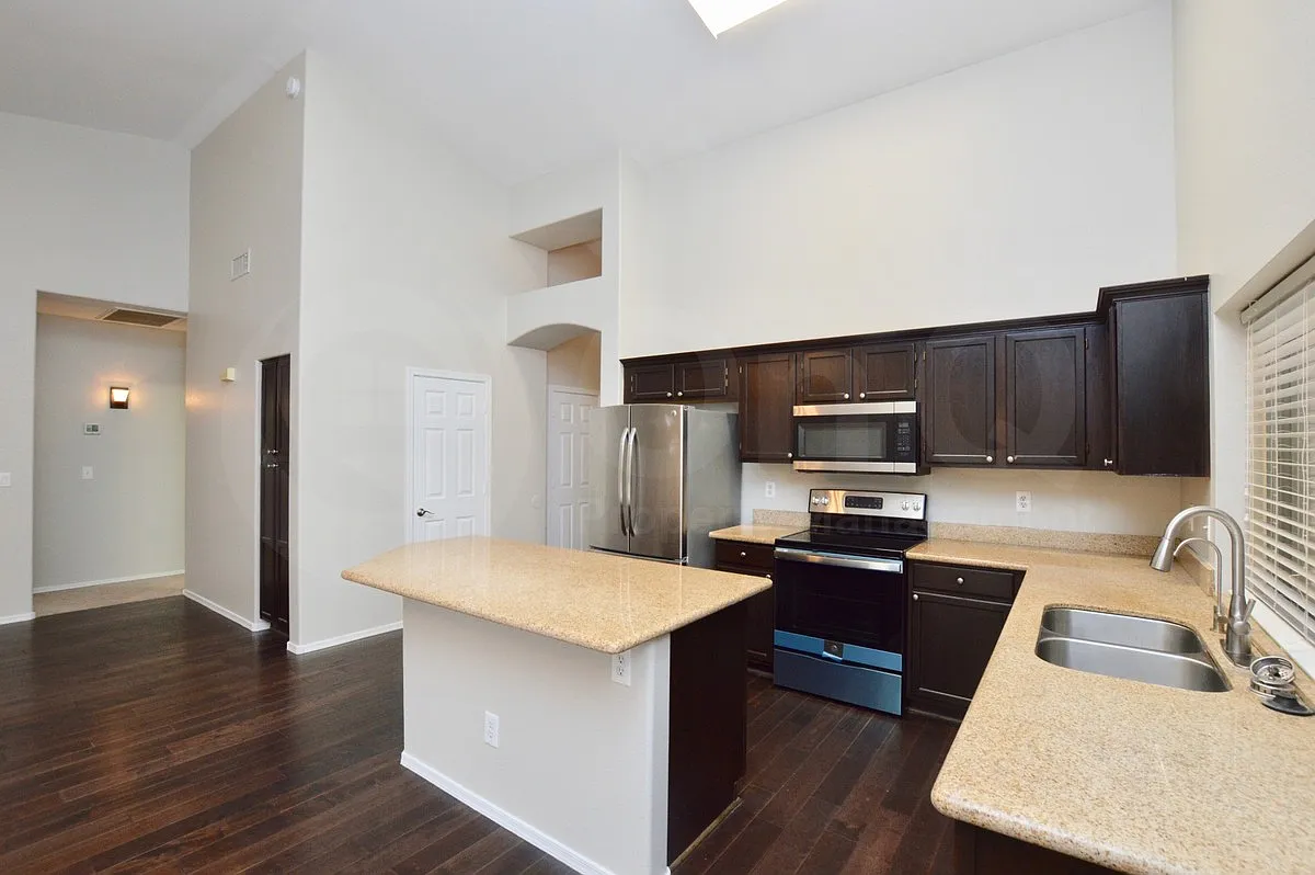 3 bed, 2.0 bath, 1770 sqft, $2,149 — Photo 3