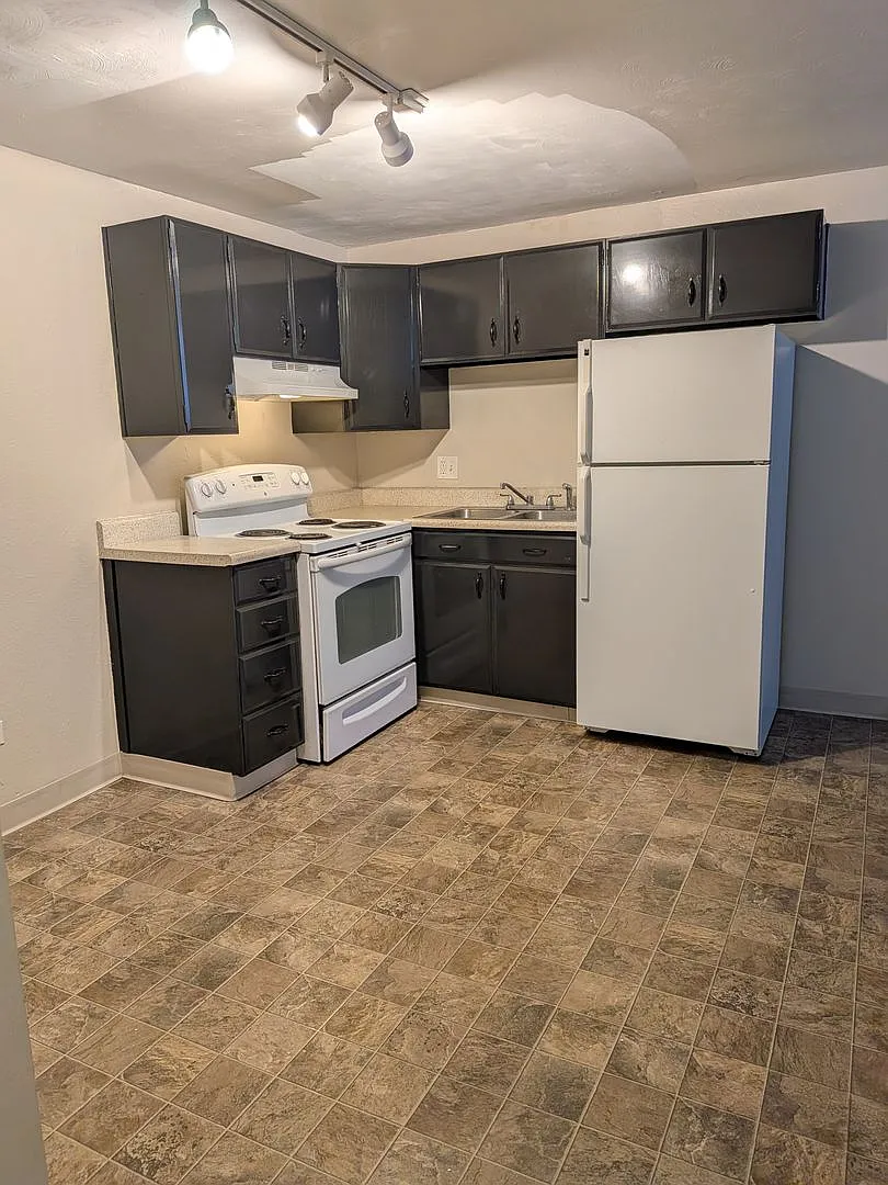 95 N Clarkson St Carolyn Arms Apartments — Photo 4