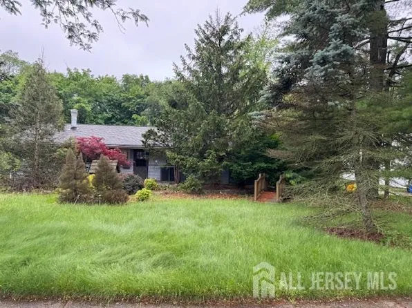 11 Cranston Rd S, Kendall Park, NJ 08824