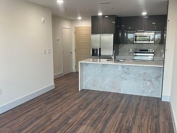 2nd image of 4904 Spruce St #416