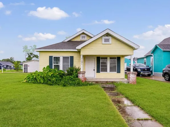 1211 W 2nd St, Freeport, TX 77541