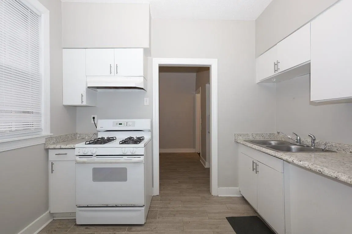 2 bed, 1.0 bath, 3768 sqft, $900 — Photo 3