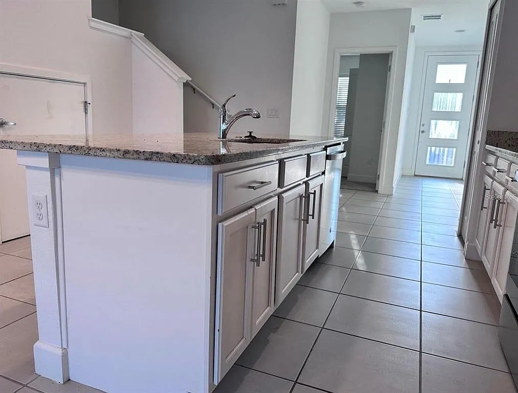 4 bed, 3.5 bath, 1721 sqft, $2,275 — Photo 3