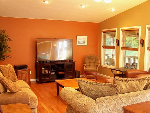3rd image of 4533 Hammond Ln