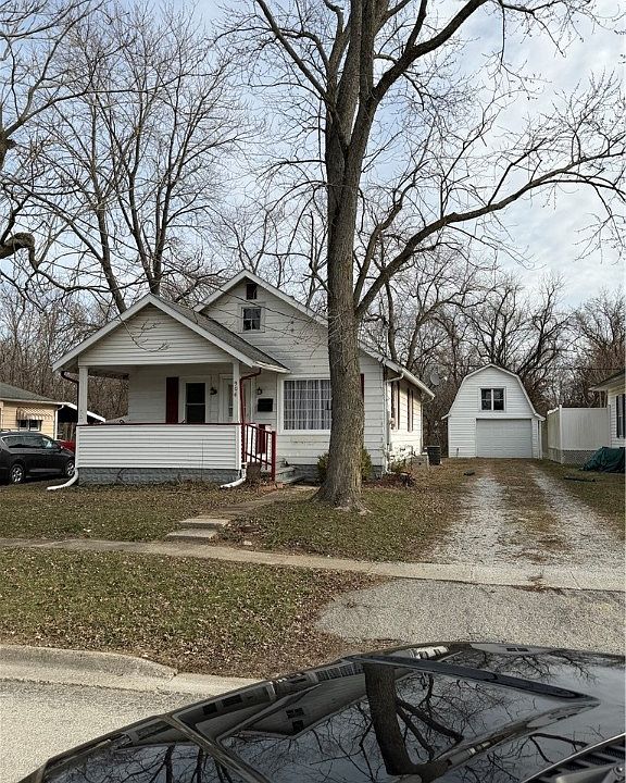 1st image of 906 S 3rd St