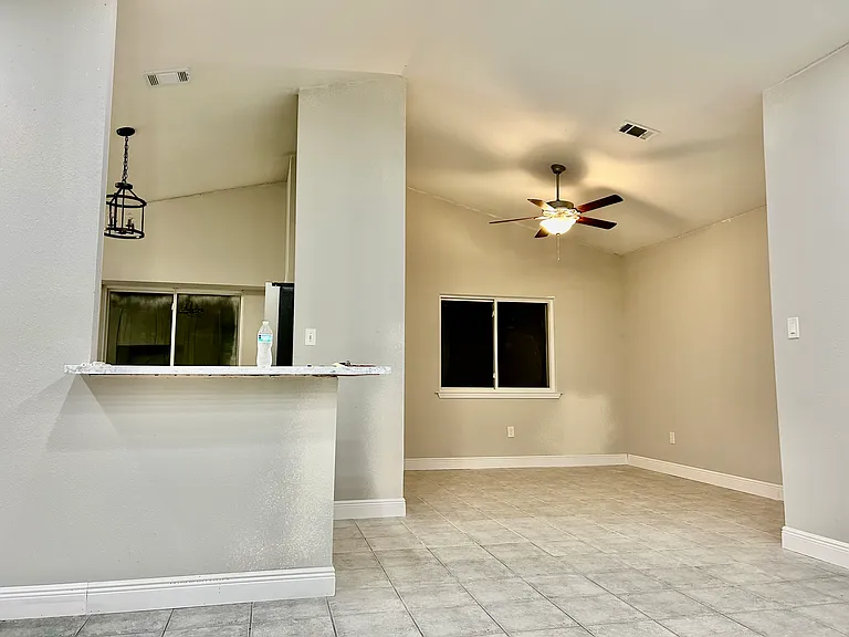 1028 Kingsway Dr W — Photo 4