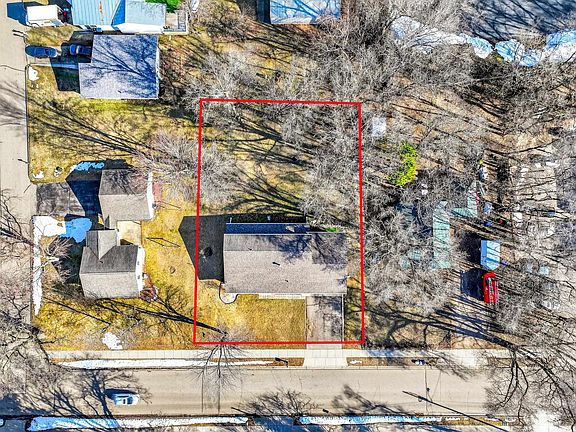 3rd image of 1009 Riverside Dr