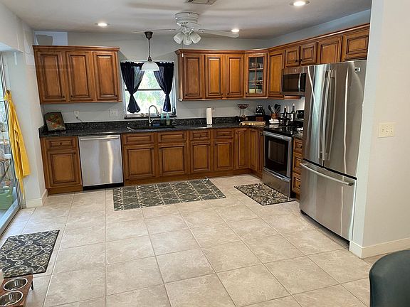 5th image of 305 Matisse Cir E