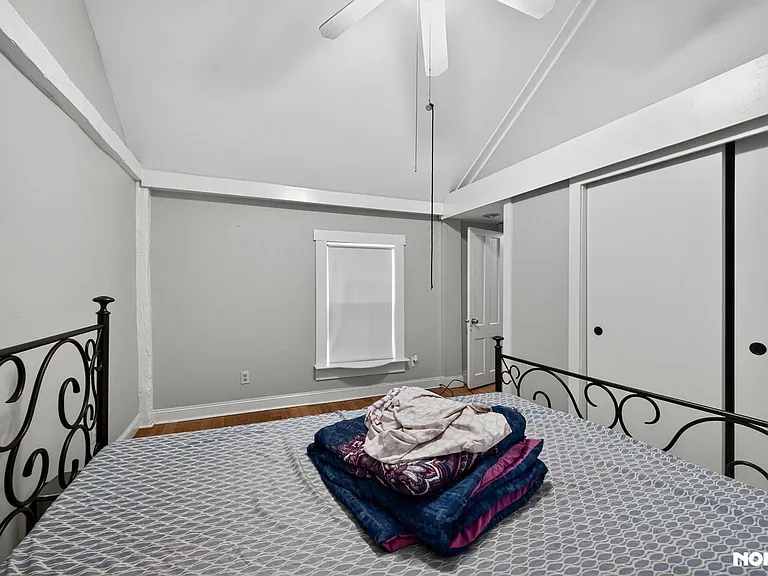 53 W Broadway — Photo 19
