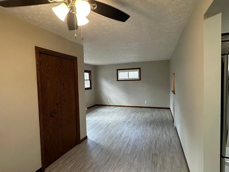 700 Iona Ave — Photo 10