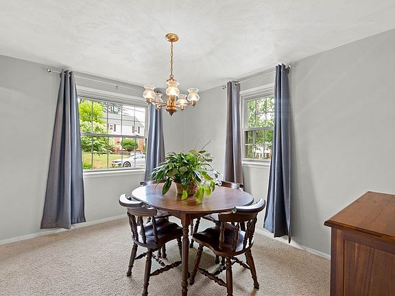 5th image of 395 Woodcliff Cir