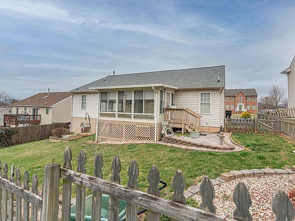 3rd image of 1323 Cedar Hl