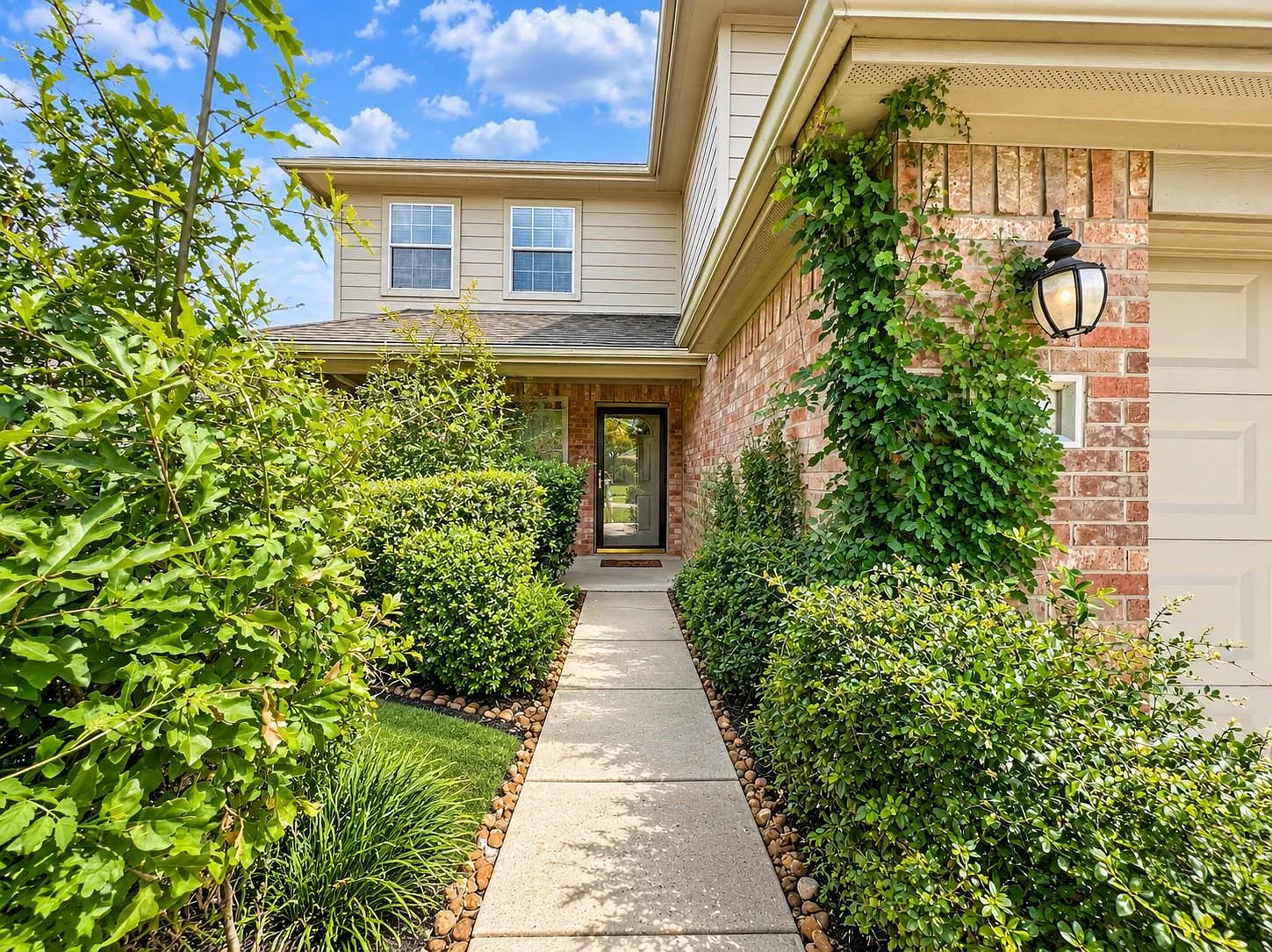 4 bed, 2.5 bath, 2330 sqft, $2,200 — Photo 3