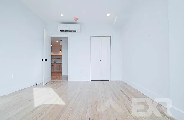 Rented by EXR | media 18