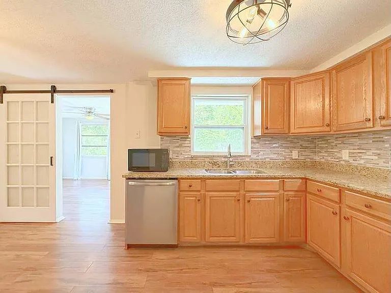 15839 Villa Dr — Photo 10