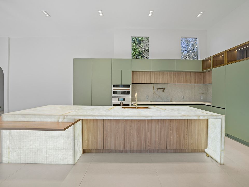 1st image of 3201 E Stonebrook Cir