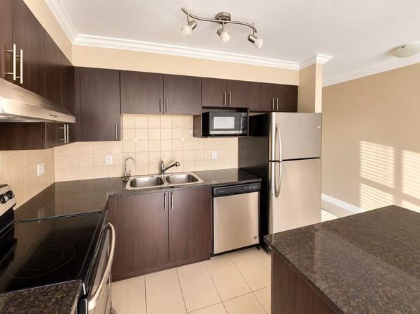 2 bedroom rental in Surrey — photo 18