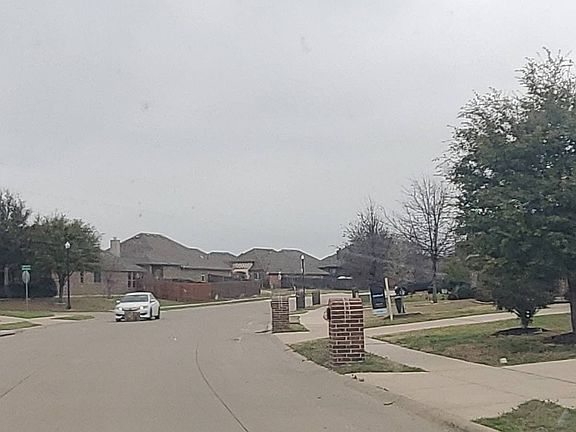 4th image of 233 Valley View Dr