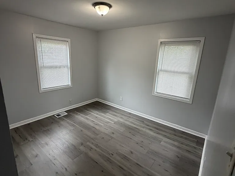 1726 Hosmer Ln — Photo 11
