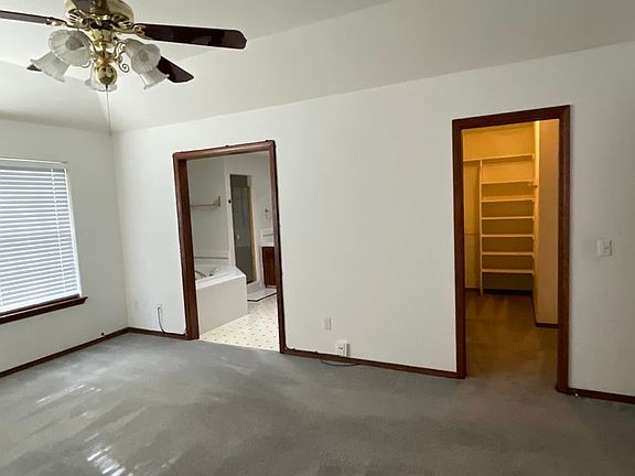 3rd image of 1019 W Hemlock Ave