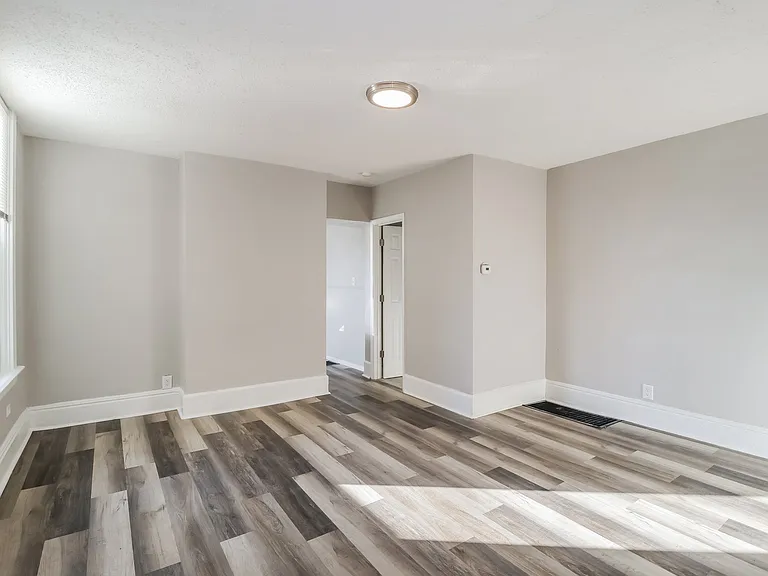 188577_019_living_room_13330452.jpg