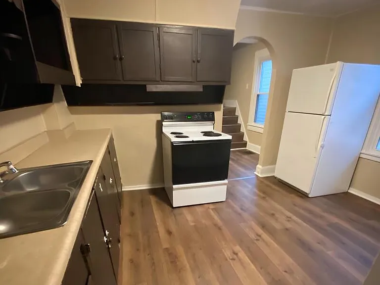 411 N Centennial St — Photo 3