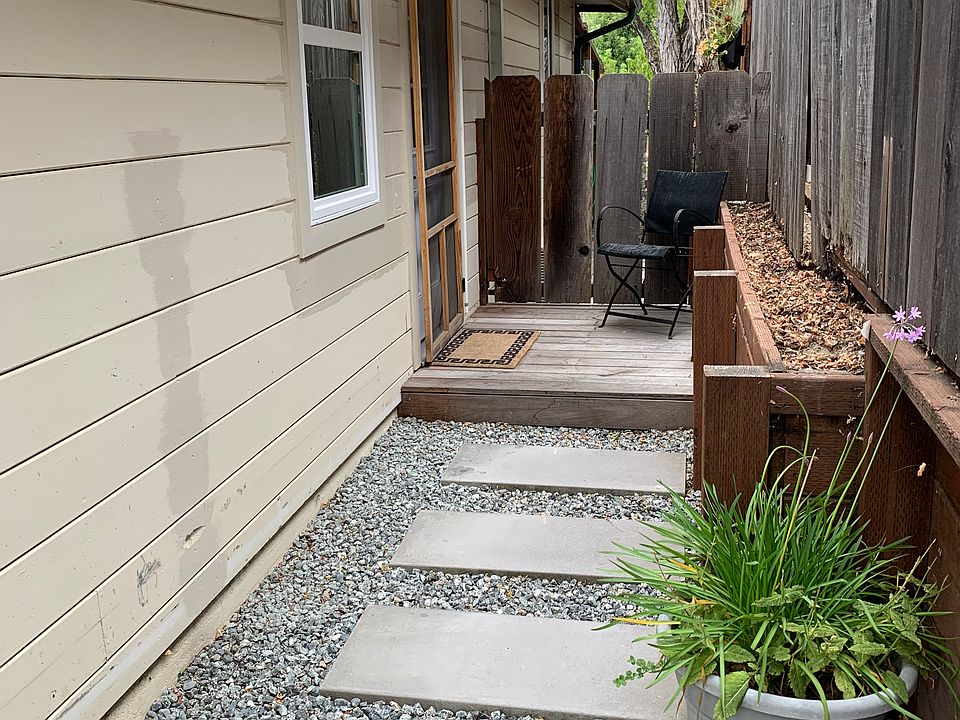 Side area and entrance